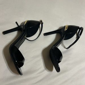 Beautiful Guess black heels with gold detail